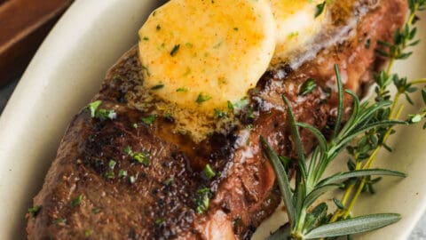 How to Cook a Steak with Fantastic Butter Sauce – 8 Ingredients